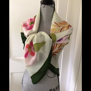 Elegant Floral Wrap with Green and Pink Accents